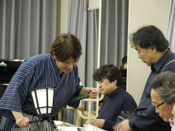 指揮者の山下一史氏と