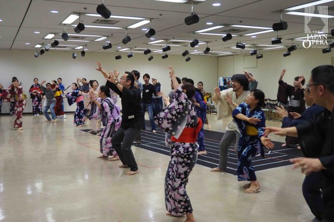 日本オペラ協会合唱部も賑やかです！