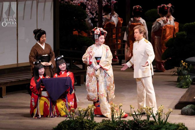 第1幕より 蝶々夫人(迫田美帆)、ピンカートン(藤田卓也)、スズキ(但馬由香)