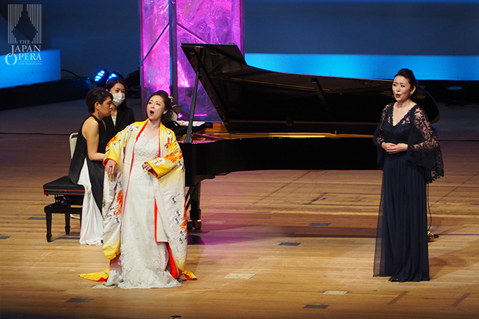 沢崎恵美（ソプラノ）、鳥木弥生（メッゾ・ソプラノ）、藤原藍子（ピアノ）