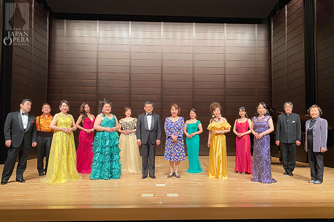 終演後に、郡愛子総監督、作曲家の伊藤康英氏、ピアノの渕上千里氏と出演者全員で キュウリのキュ~!でハイチーズ