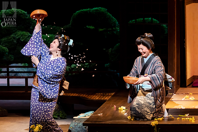 藤原歌劇団・NISSAY OPERA 2021公演「蝶々夫人」より（左は小林厚子）