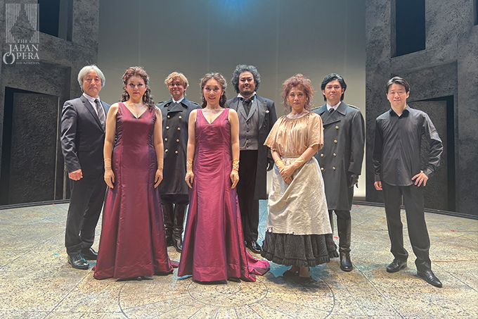 終演後に、川瀬賢太郎氏(指揮者)、岩田達宗氏(演出家)と出演者一同で