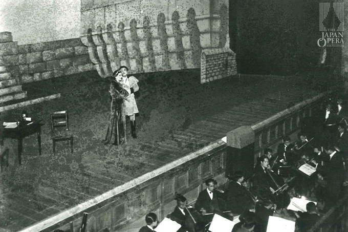 1935年、新橋演舞場にて上演された藤原歌劇団公演「トスカ」 トスカ（マリア・クズネツヴァ）、カヴァラドッシ（藤原義江）