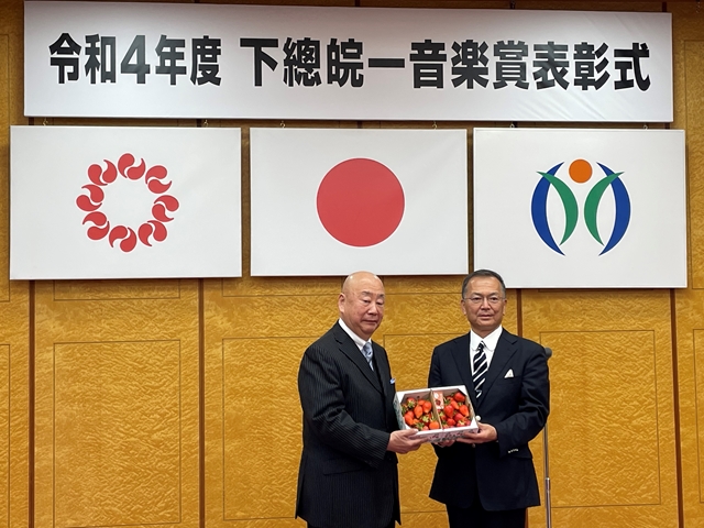角田守良加須市長(右)より副賞の贈呈