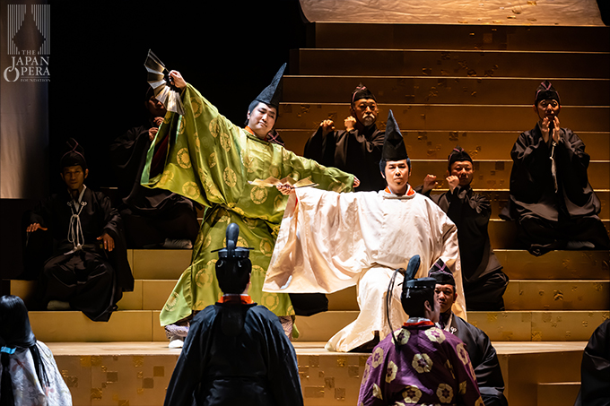 第１幕より 光源氏（岡 昭宏）、頭中将（海道弘昭）、日本オペラ協会合唱団