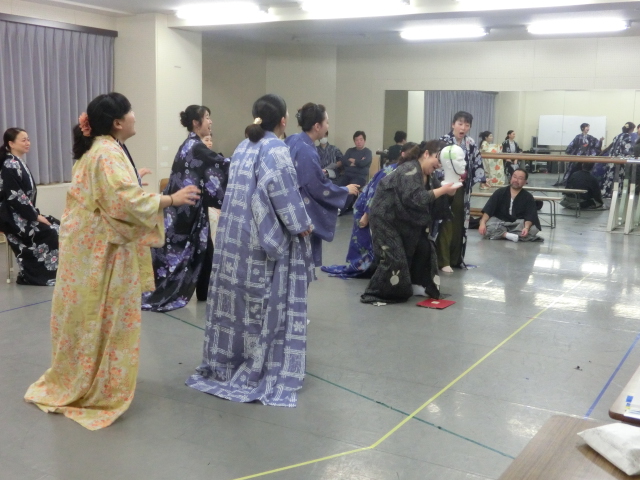 血が滴る首に狂喜する舌長老と侍女たち
