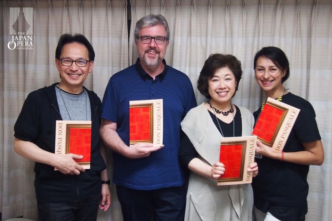右から、演出補:ピエーラ・ラヴァージオ氏、作品解説執筆:髙橋和恵氏、演出:フランチェスコ・ベッロット氏、通訳:富永直人氏