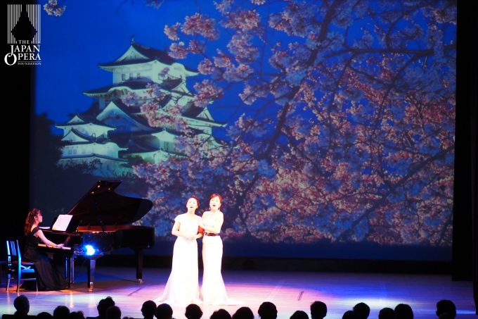 オペラ「天守物語」より富姫と亀姫の二重唱“お姉さま、お亀さま”(左は沢崎恵美、右は川越塔子)