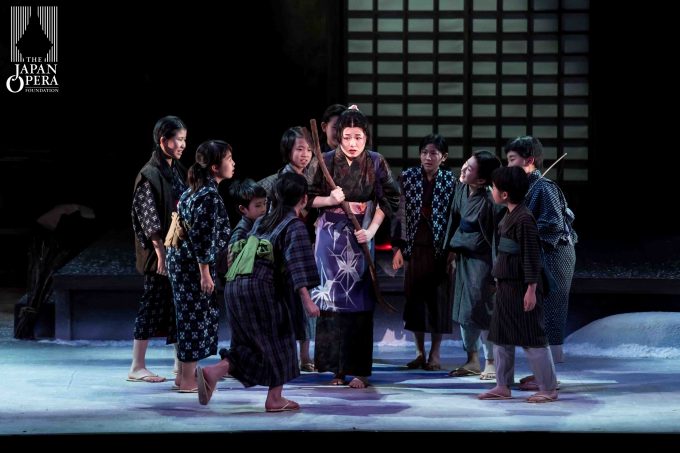 第1部より つう(伊藤 晴)、児童合唱(こどもの城児童合唱団)