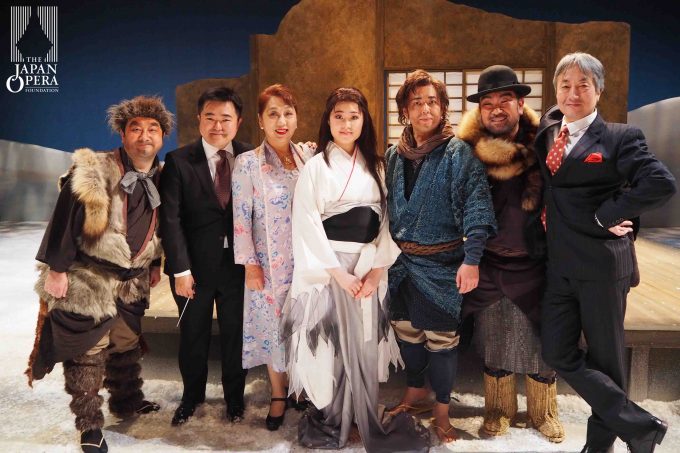 カーテンコールの後に郡愛子総監督、指揮の園田隆一郎、演出の岩田逹宗、ソリストで