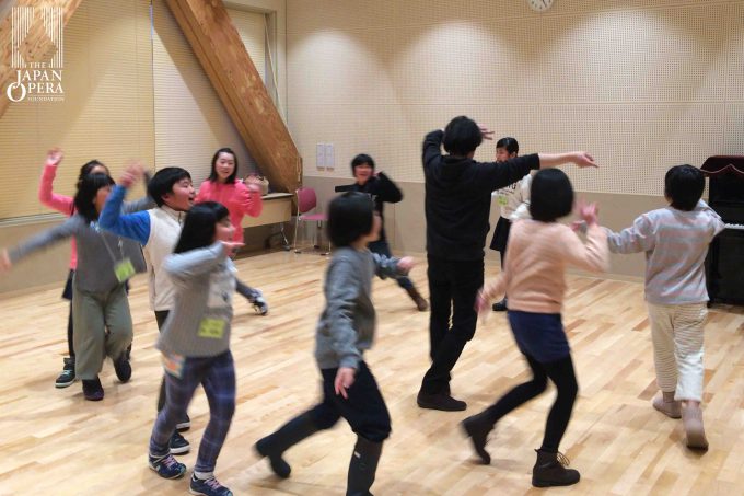 南陽(山形)にて、児童合唱指導の中鉢聡による稽古