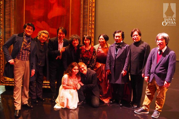 美術・衣裳:アレッサンドロ・チャンマルーギ、指揮:佐藤正浩、演出:粟國 淳、照明:原中治美、振付:伊藤範子、合唱指揮:須藤桂司とキャストで