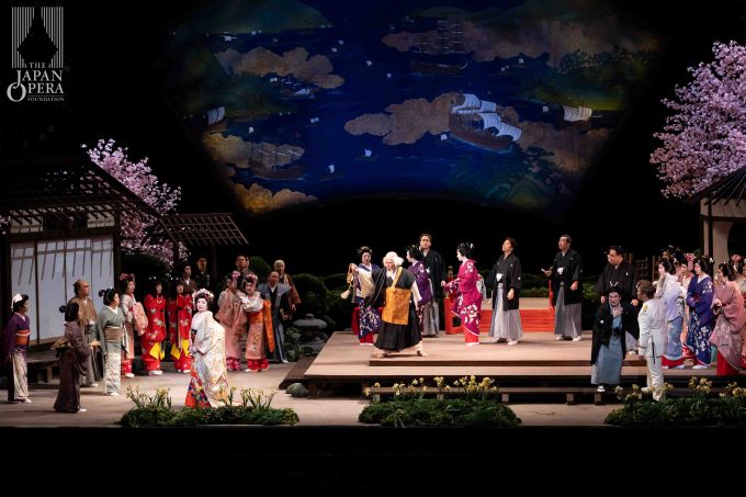 第1幕より 蝶々夫人(小林厚子)、ピンカートン(笛田博昭)、ゴロー(松浦健)、ボンゾ(豊嶋祐壹)