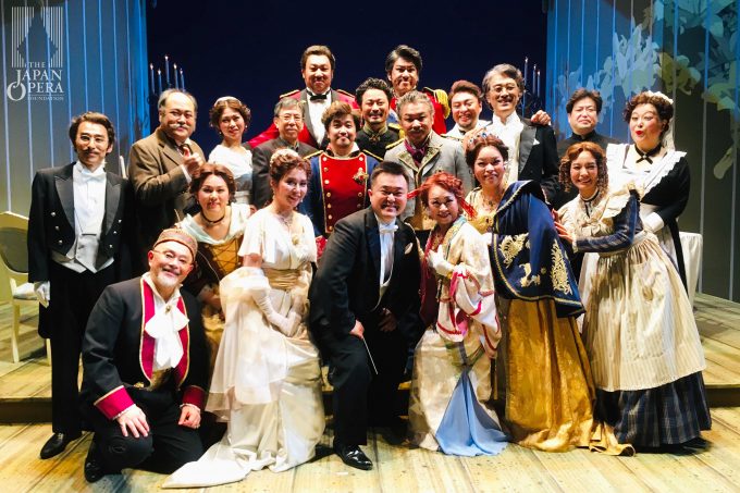 終演後に園田隆一郎マエストロと、演出の松本重孝氏を囲んでのキャスト一同集合写真