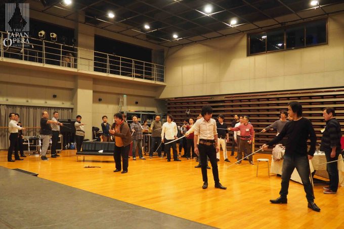 藤原歌劇団合唱部とも合流し、迫力も増した立ち稽古です!