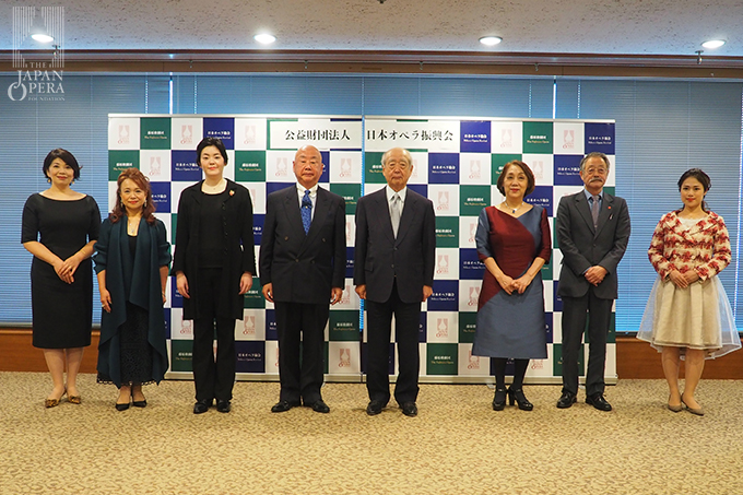 左から、小林厚子(ソプラノ)、佐藤美枝子(ソプラノ)、鈴木恵里奈(指揮者)、折江忠道(藤原歌劇団総監督)、渡辺佳英(日本オペラ振興会理事長)、郡愛子(日本オペラ協会総監督)、高木達(作家・演出家)、長島由佳(ソプラノ)