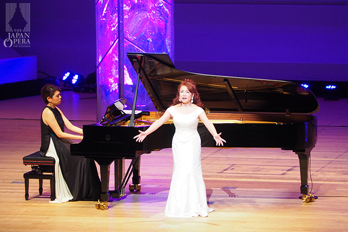 佐藤美枝子(ソプラノ)、藤原藍子(ピアノ)