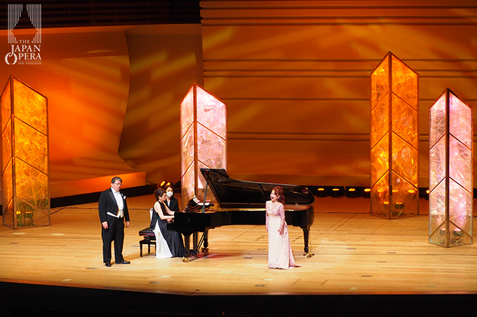 佐藤美枝子(ソプラノ)、牧野正人(バリトン)、藤原藍子(ピアノ)