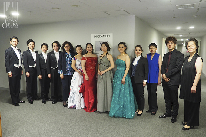 出演者全員でカルメン・サントーロBOF芸術監督を囲んで