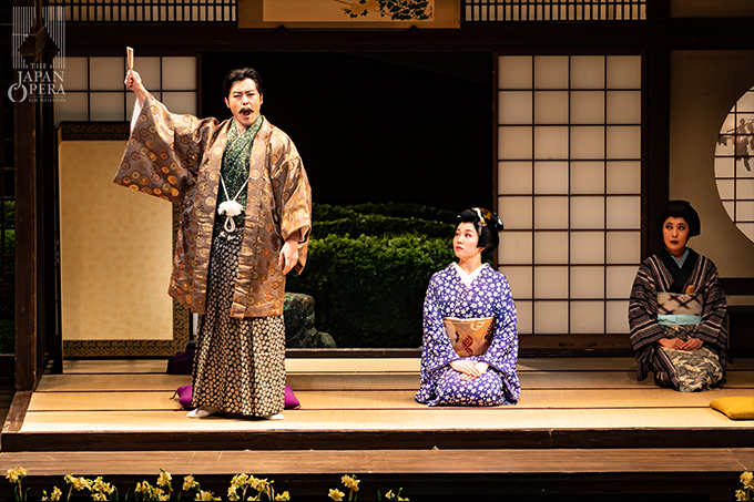 第2幕より 蝶々夫人(伊藤 晴)、スズキ(丹呉由利子)、ヤマドリ(村松恒矢)