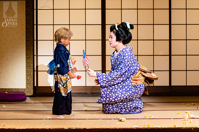 第2幕より 蝶々夫人(伊藤 晴)、子供(普久原傑人)