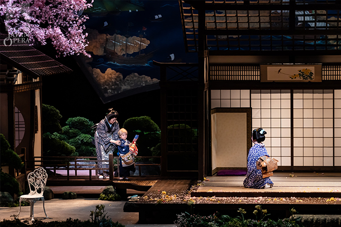 第2幕より 蝶々夫人(小林厚子)、スズキ(鳥木弥生)、子供(川岸 花)