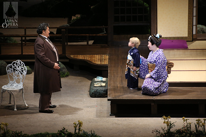 第２幕より 蝶々夫人（小林厚子）、シャープレス（牧野正人）、子供（川岸花）