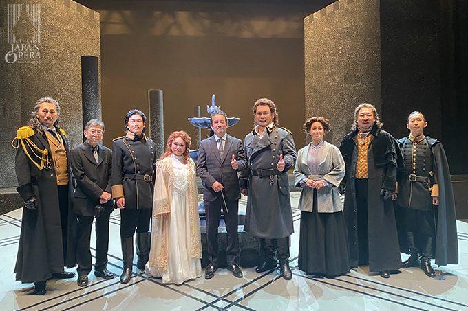 終演後に指揮の柴田真郁氏、演出の松本重孝氏と出演者一同で
