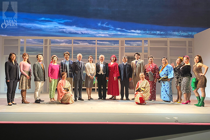 終演後に、伊藤康英氏(作曲・音楽監修)高木達氏(台本・演出)、大勝秀也氏(指揮)、平野桂子氏(合唱指揮)、鷲田実土里(振付)と出演者一同で