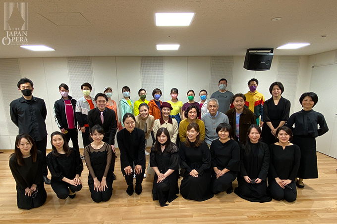 終演後に、作曲の竹内一樹氏、指揮の平野桂子氏、SAKU室内オーケストラと出演者一同で