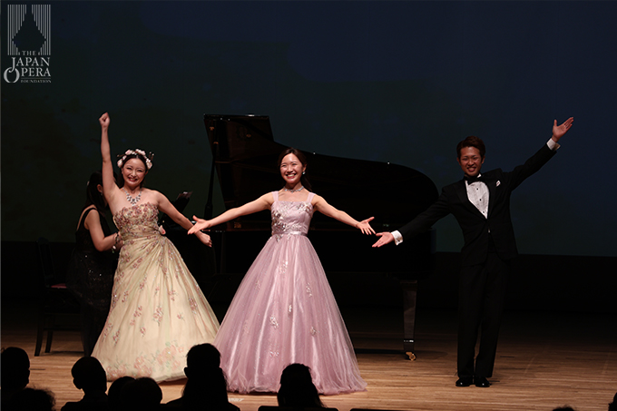 「はなのおくにのきしゃぽっぽ」（岡田美優、福田亜香音、松原悠馬）